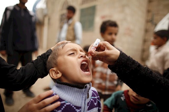 Vacunación de un niño en Yemen.