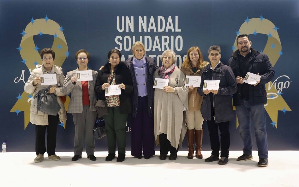 Cheque por 7.000 euros entregado para siete entidades sociales de Vigo ayer en el Tinglado.