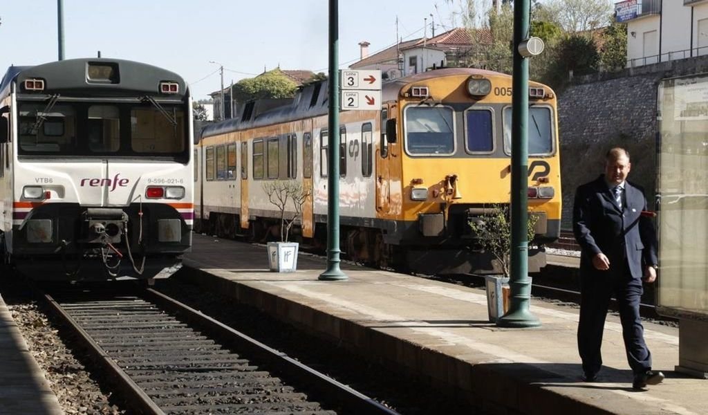 Dos trenes de Renfe y de la compañía Comboios de Portugal, en la línea Vigo-Oporto.