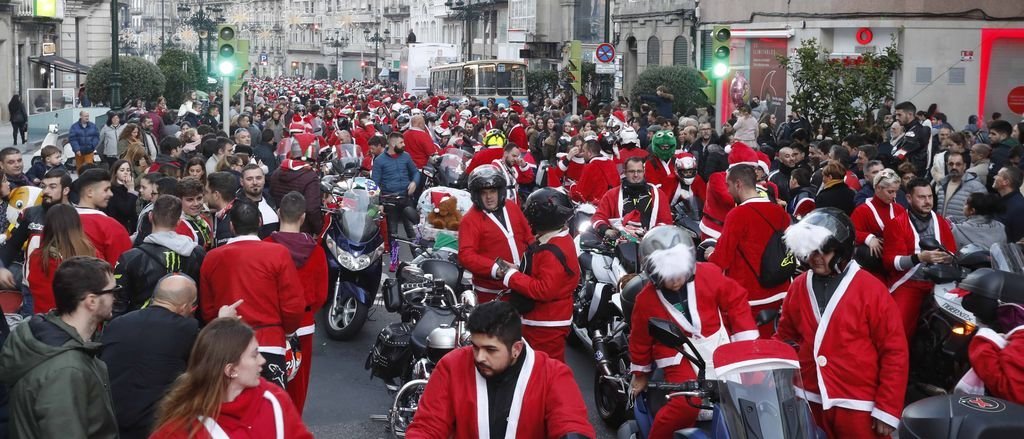 Los más de 3.000 motoristas de la Papanoelada hicieron una parada en Porta do Sol, después de recorrer los barrios de la ciudad desde Navia.