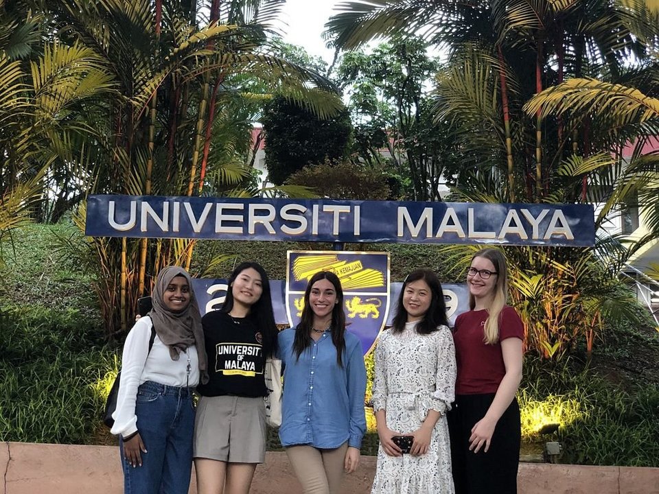 Alma Vivas, en el centro, está en la  Universidad de Malaya, Malaysia.