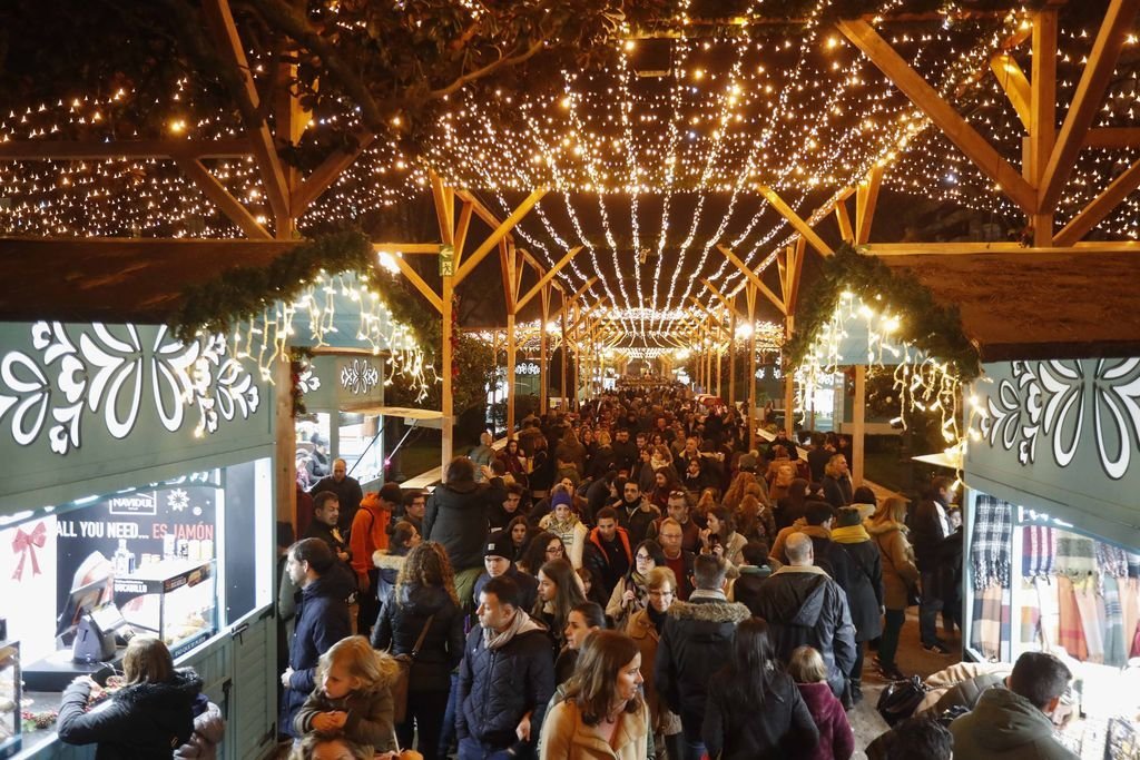El mercadillo de Navidad de la Alameda está siendo un éxito con gran afluencia de público.