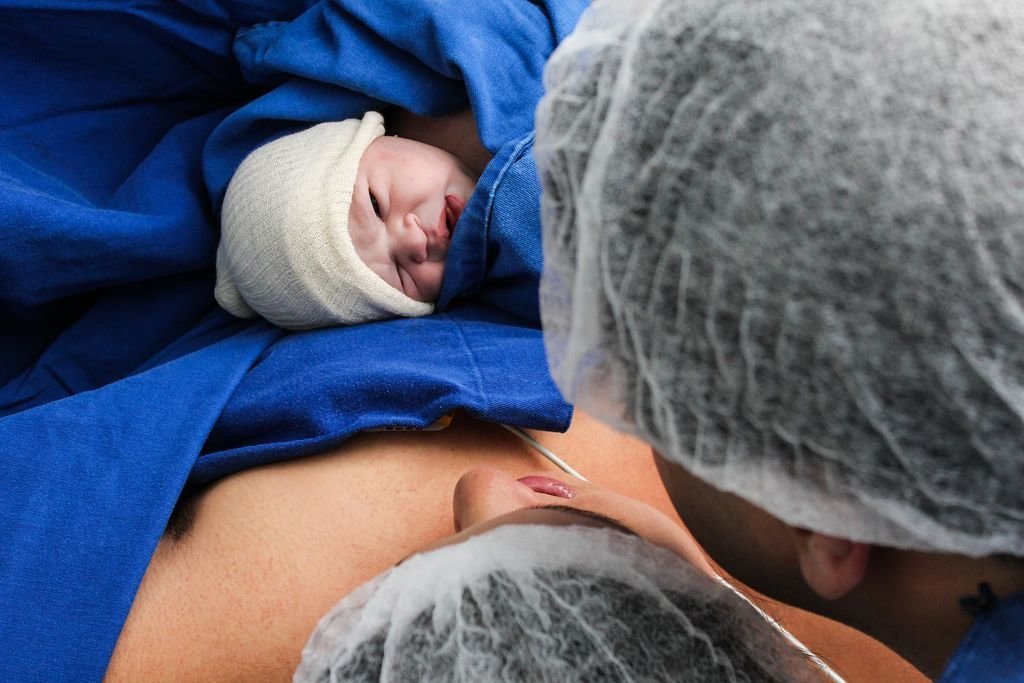 Un bebé recién nacido atendido en un paritorio.