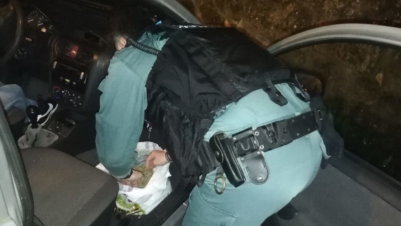 Detenido un joven en Sanxenxo con medio kilo de marihuana en un coche