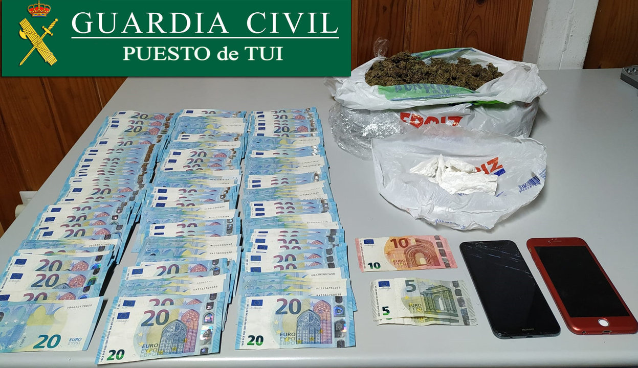 Además de la droga el joven llevaba 3.880 euros en billetes pequeños.