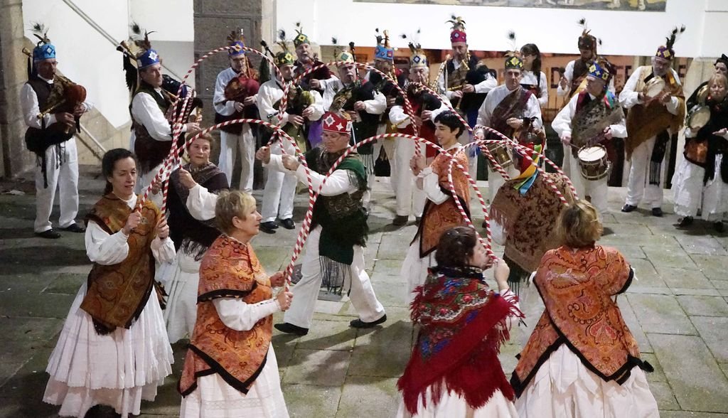 Los integrantes del Casco Vello lucieron trajes de las danzas blancas para realizar coreografías de en corro de los Ranchos de Reis.