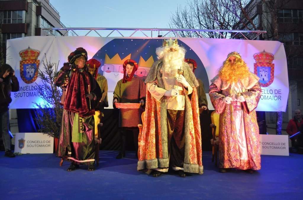 Los tres Reyes Magos fueron recibidos por los niños de Arcade tras un espectáculo infantil.