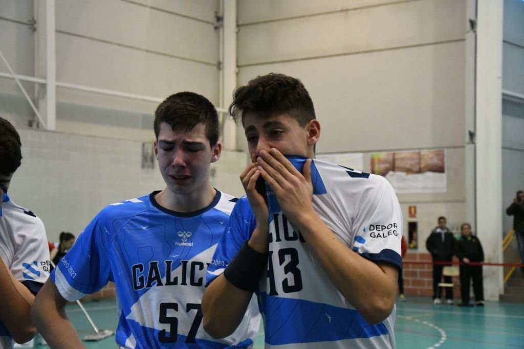 Los cadetes gallegos lloraron, decepcionados por la eliminación, al término de la semifinal ante Navarra.