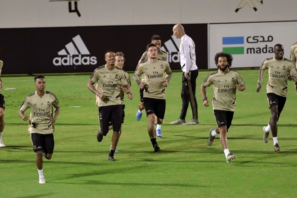 Jugadores del Real Madrid, ayer, en el entrenamiento previo al encuentro de hoy en Arabia Saudí.