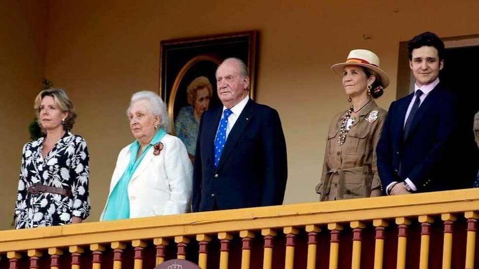 La infanta Pilar y el rey Juan Carlos en los toros el pasado año en Aranjuez.