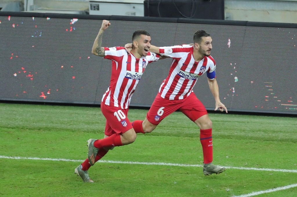 Ángel Correa y Koke, autores de dos de los goles del Atlético de Madrid, celebran uno de los tantos en el partido de ayer.