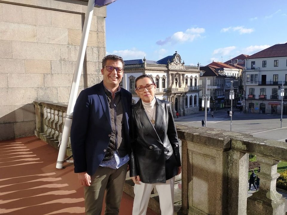 Carlos Gómez y Maica Larriba ayer en la sede de la Subdelegación en Pontevedra.
