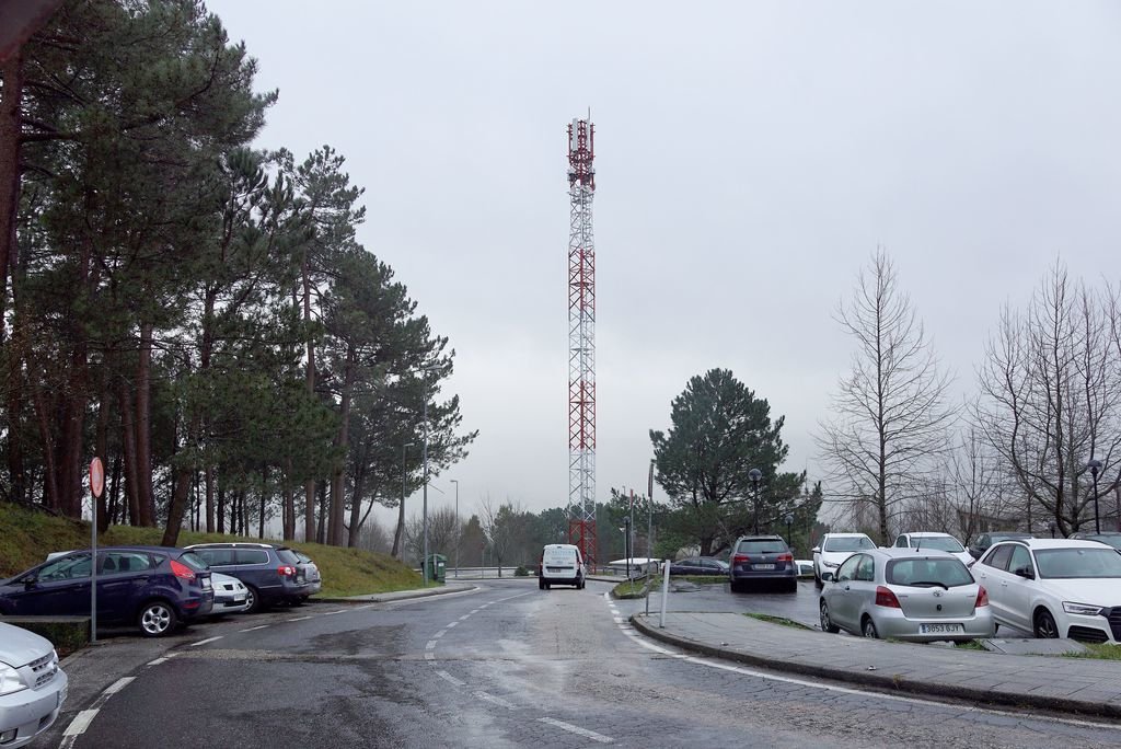 La torre de telefonía móvil se instaló en los alrededores de la Escuela de Teleco.