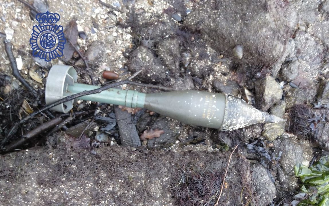 Imagen de la granada de mortero, junto a la orilla de la playa de Rande.