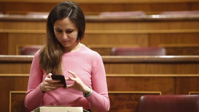 La portavoz adjunta de Unidos Podemos en el Congreso de los Diputados, Ione Belarra, consulta su móvil.