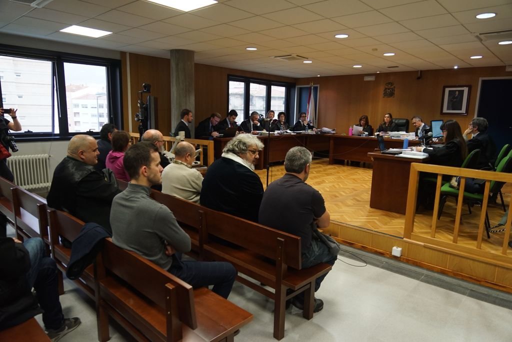 Los acusados por contrabando de tabaco, sentados ayer en el banquillo de la Audiencia en Vigo.