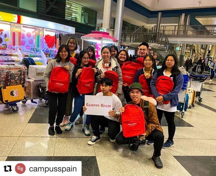 Foto de familia de los alumnos a su llegada al aeropuerto.