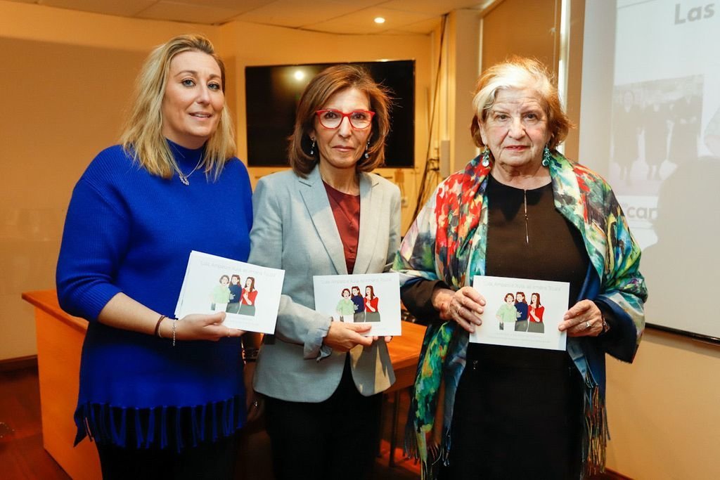 Alexandra Touza, Carla Reyes e Carmen Avendaño, durante a presentación do libro “Libertade e valentía en feminino” sobre a historia das Touza.