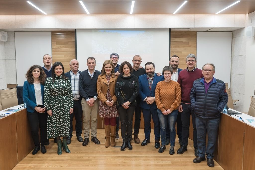 Foto de familia de los reprsentantes de los 14 municipio que integran el geodestino.