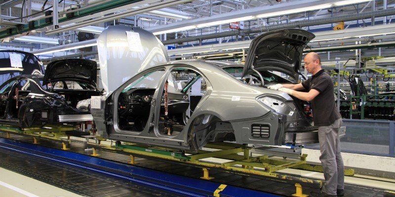 Un grupo de trabajadores, en una planta dedicada a la fabricación de automóviles.