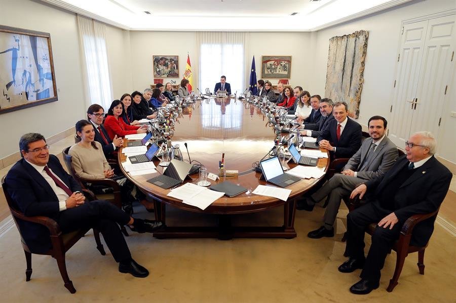 El presidente del Gobierno, Pedro Sánchez (C), preside el primer Consejo de Ministros celebrado, este martes, en el Palacio de la Moncloa.