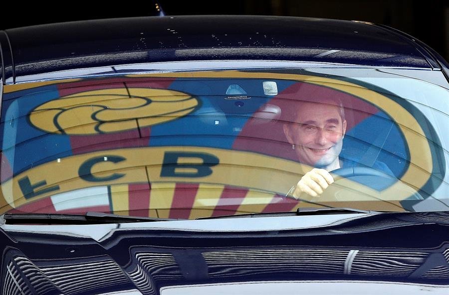 El entrenador del FC Barcelona, Ernesto Valverde, sale de la ciudad deportiva Joan Gamper