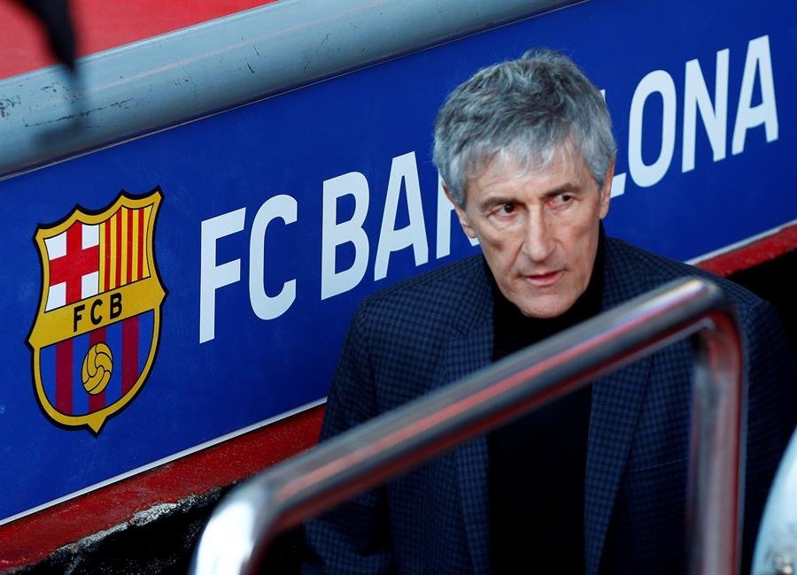 El nuevo entrenador del FC Barcelona, Quique Setién, sale del túnel de vestuarios del Camp Nou
