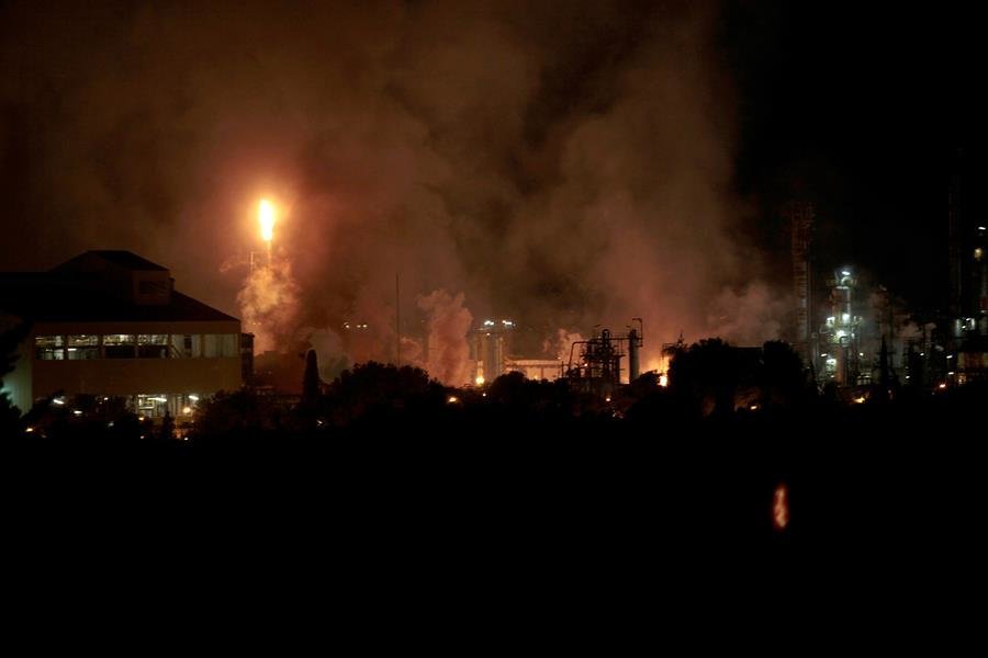 Una fuerte explosión origina un incendio en plena petroquímica de Tarragona