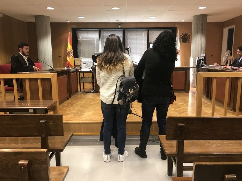La alumna y su madre, ayer, durante la vista de conformidad, en el Penal 1 de Vigo.