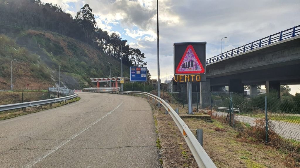 Aviso de viento en el acceso a la autopista del tramo Redondela a Vigo.