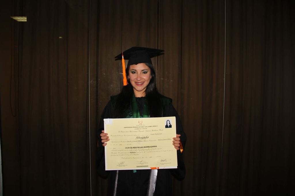 Lily Rojas con su diploma de licenciada en Derecho.