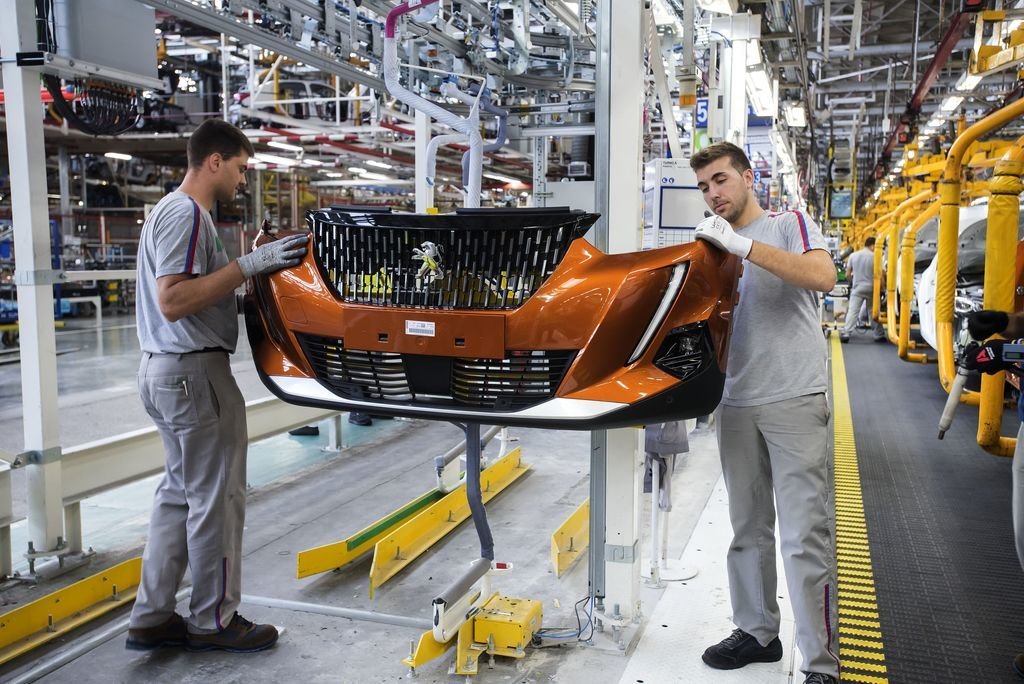 Trabajadores en la línea de montaje del Peugeot 2008, el próximo superventas de la factoría.