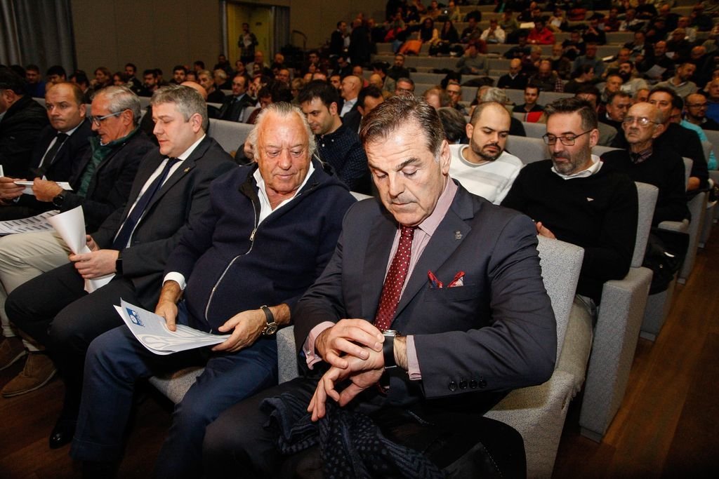 Fernando Vidal mira su reloj en la asamblea celebrada ayer.