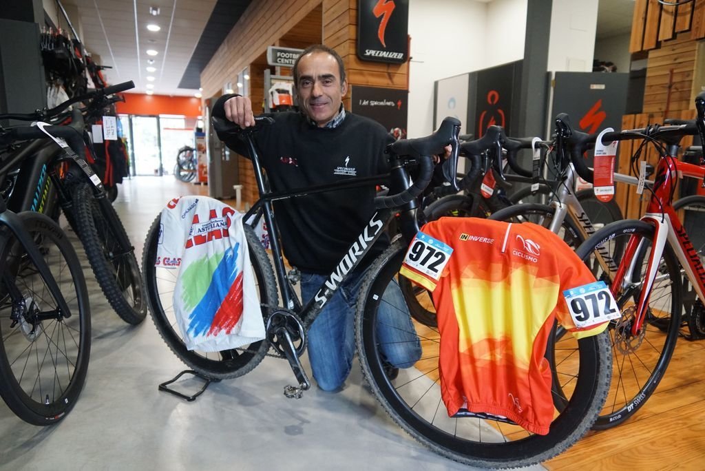 Marcial Rodríguez, na súa tenda de Castrelos, co maillot de campión de España e do histórico Clas.