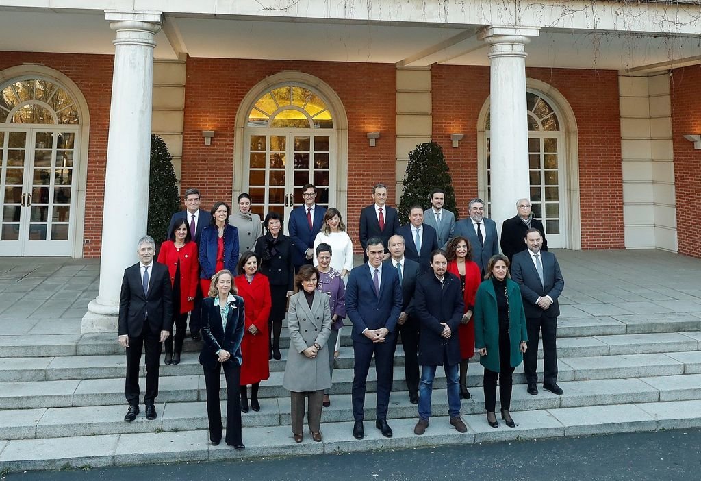 Sánchez posa con los 22 ministros socialistas y de Unidas Podemos a las puertas del Palacio de la Moncloa.