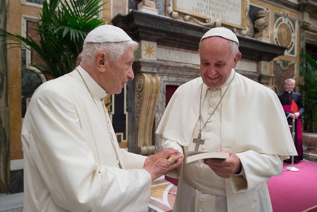 Benedicto XVI y el papa Francisco, durante uno de sus encuentros.