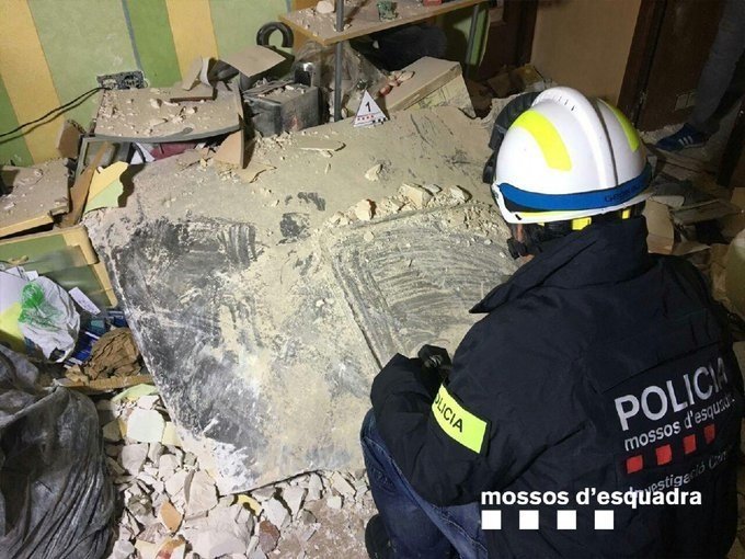 Una placa metálica golpeó el edificio del vecino que murió en Tarragona tras la explosión en la petroquímica