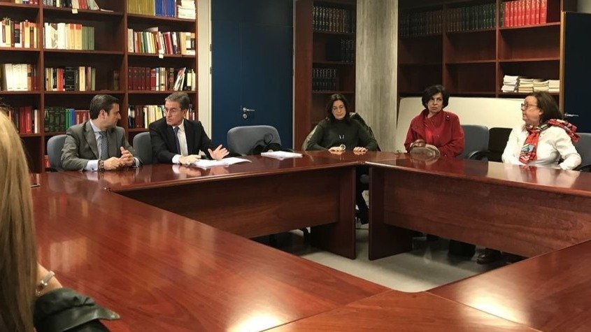 El juez decano de Vigo, Germán Serrano, junto al presidente del TSXG, en la reunión con los jueces vigueses, ayer en Vigo.