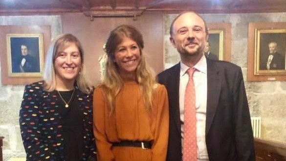 Sara Fernández, en el centro, con sus directores de tesis.