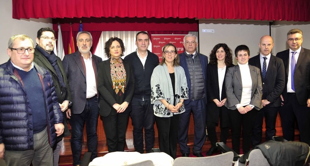 La conselleira Ethel Vázquez, con alcaldes del Baixo Miño, ayer en Tui en la presentación del enlace de la VAP.