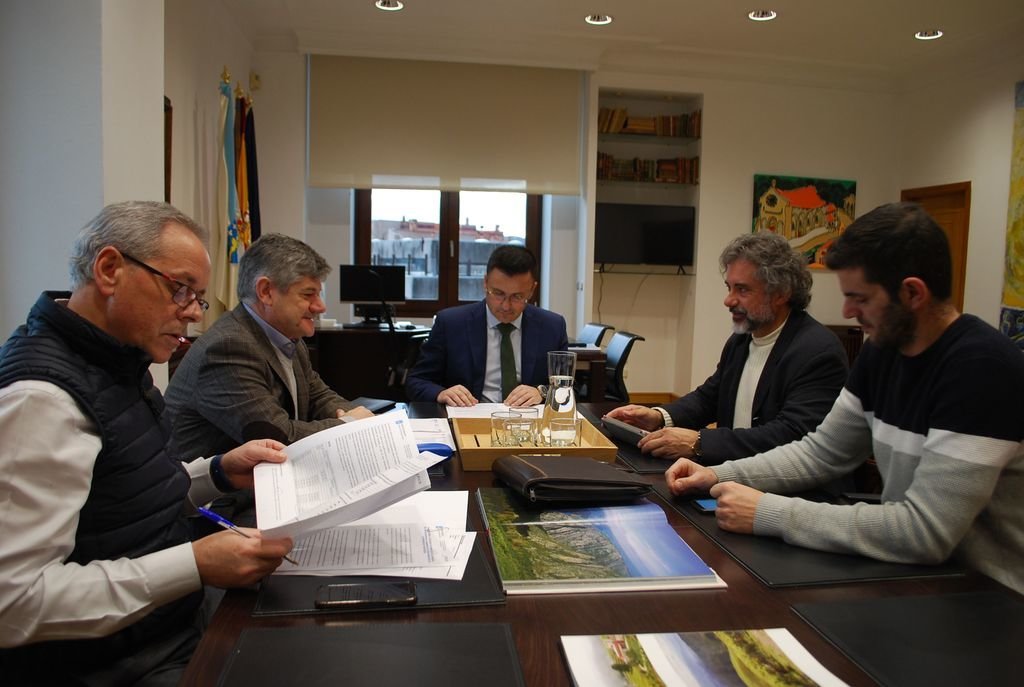 Reunión entre el alcalde de As Neves, Rodríguez Méndez y el conselleiro de Medio Rural, José González.