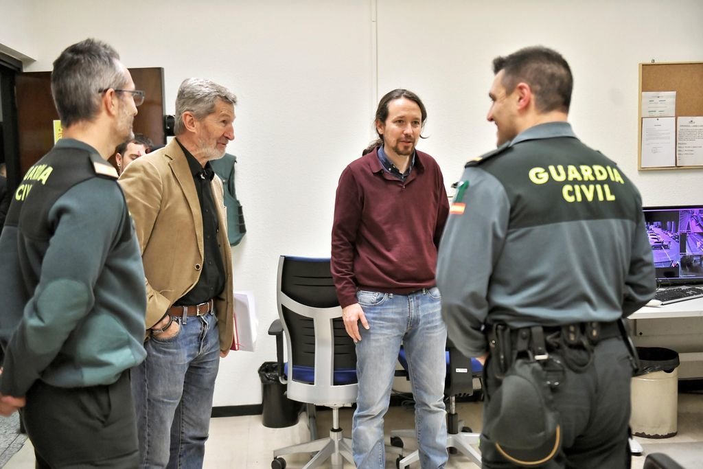 Iglesias y Julio Rodríguez, con agentes encargados de la vigilancia de la sede de la vicepresidencia.