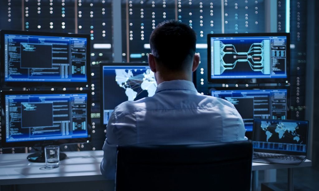 Un trabajador en un centro de ciberseguridad para la detección y anulación de virus informáticos.