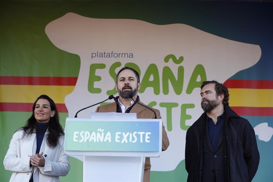 El líder de Vox, Santiago Abascal (c)