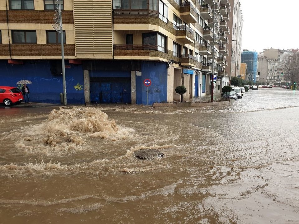 Una fuerte tromba de lluvia dejó 53 litros y provocó una auténtica riada en la calle Colón y convirtió el Areal