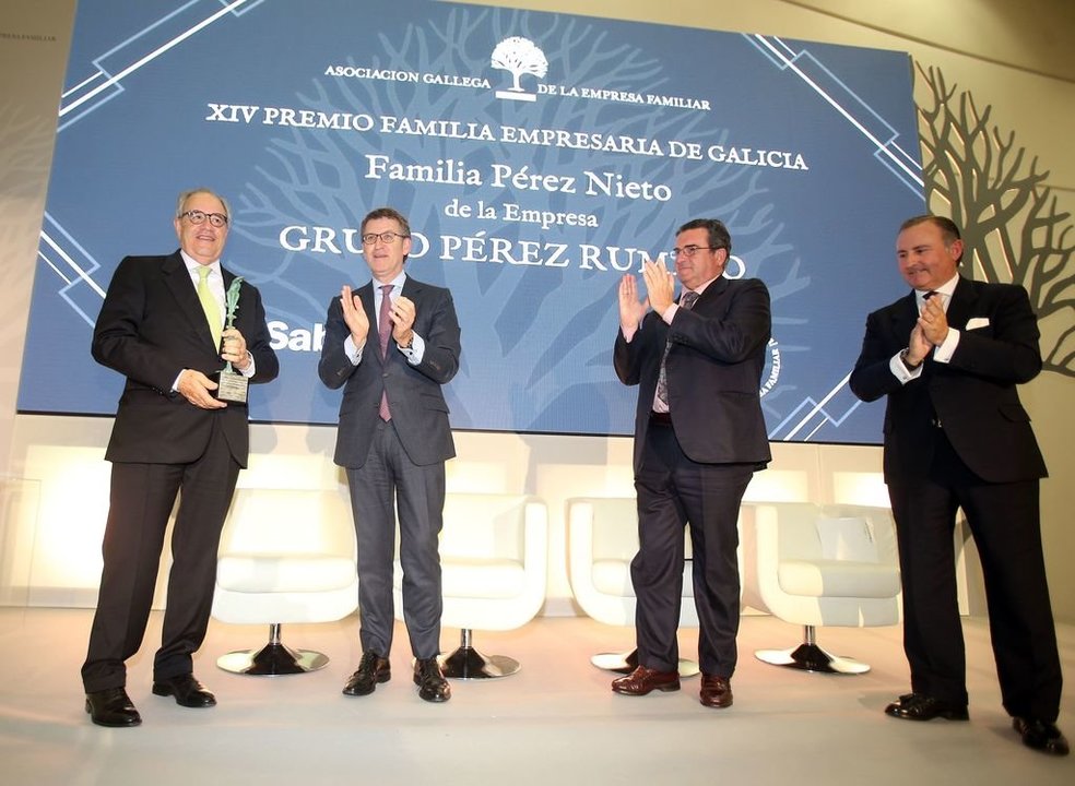 Pérez Nieto, tras recoger el premio que le entregó Núñez Feijóo ayer en Santiago.