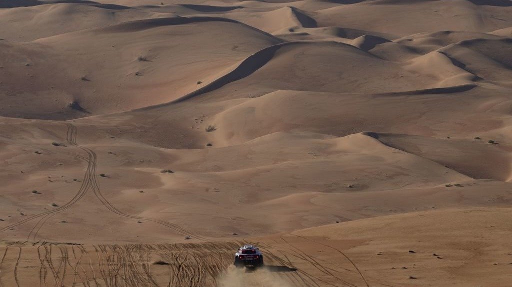 Carlos Sainz afronta una serie de dunas en la etapa de ayer.