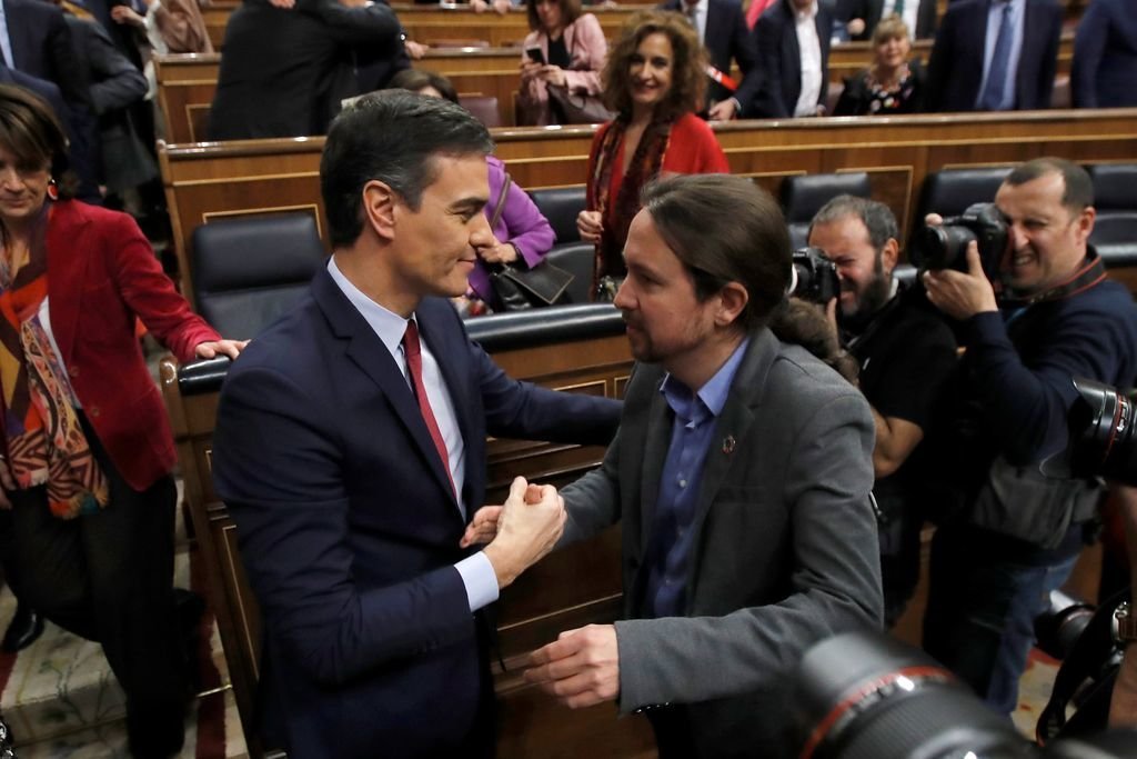 Sánchez e Iglesias se felicitan tras la investidura.