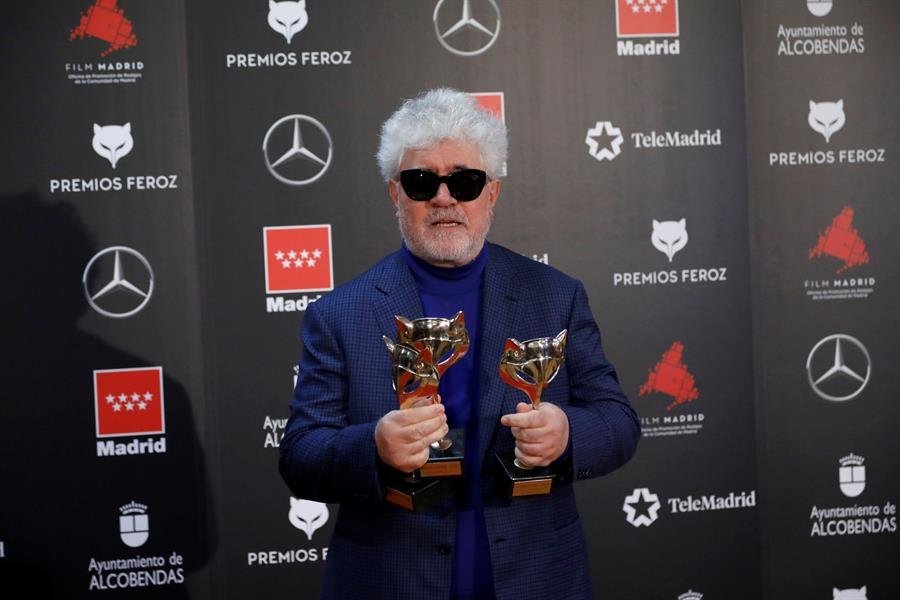 El director y realizador Pedro Almodóvar posa con los premios recibidos por su película, &#34;Dolor y gloria&#34;