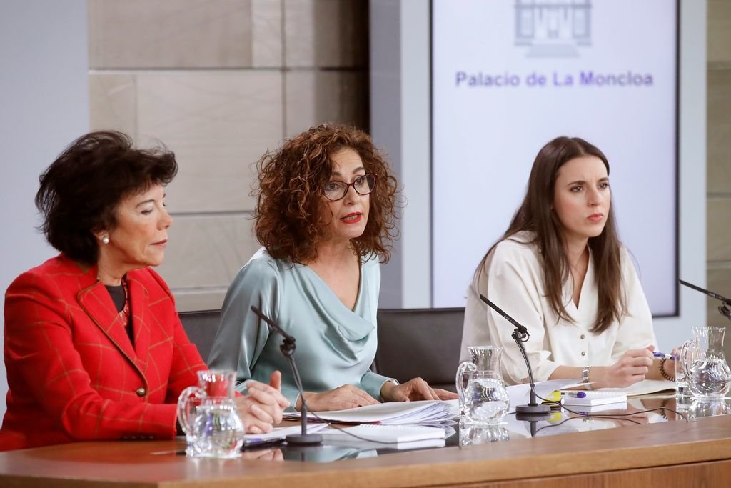 La portavoz María Jesús Montero (c), la ministra de Educación Isabel Celaá (i), y la ministra de Igualdad Irene Montero (d).